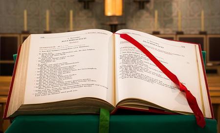 Aufgeschlagenes Evangeliar mit Text der Seligpreisungen