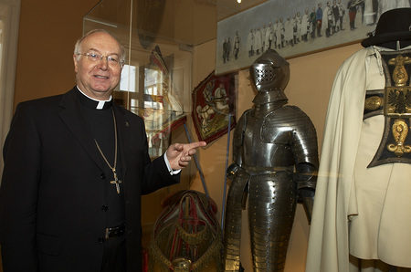 Hochmeister Bruno Platter OT zeigt auf Vitrine mit Ritterr?stung und Rittermantel; Schatzkammer des OT.     Wien, 19.4.2006         ? Franz Josef Rupprecht; A-7123 M?nchhof; Bank: Raiffeisenbank M?nchhof (BLZ: 33054), Konto.-Nr.: 17.608 