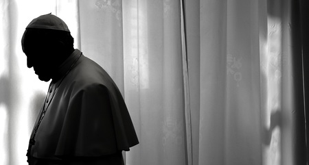 Papst Franziskus im Gegenlicht am 18. November 2019 im Vatikan.