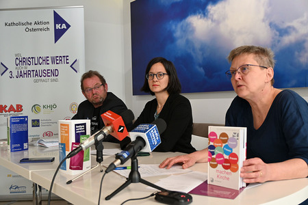 KAÖ-Präsident Ferdinand Kaineder (l.), Vizepräsidentinnen Katharina Renner (m.) und Brigitte Knell (r.)