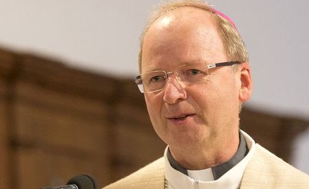 Bregenz am 1.9.2015 Bischof Benno Elbs spendet den Abendsegen fuer Fluechtlinge