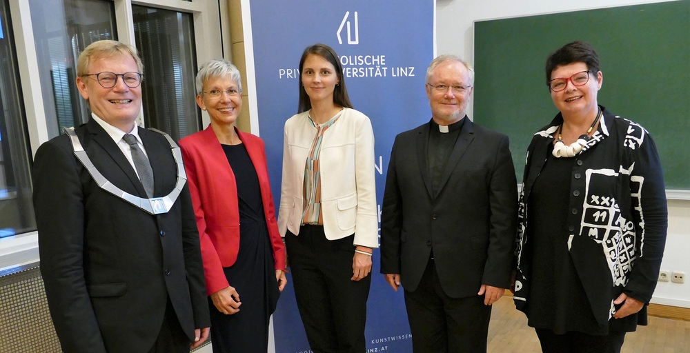 KU Linz: Studienjahrseröffnung mit Ehrungen und Antrittsvorlesung / KU Linz/Hermine Eder V.l.n.r.: Rektor Univ.-Prof. Christoph Niemand, Dekanin Univ.-Prof.in Susanne Gillmayr-Bucher, Univ.-Prof.in Helena Stockinger, Generalvikar Univ.-Prof. Lederhilger OPraem, em. Univ.-Prof.in Ilse Kögler, Linz, 27. September 2021.