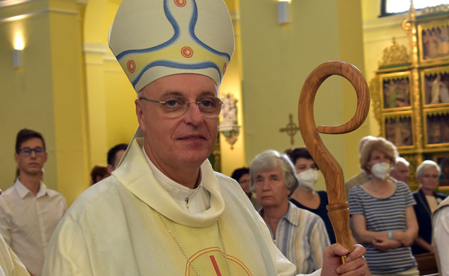 Bischof Zsifkovics bei Messe in der BUdapetser SZent-Imre-Kirche am 8. September 2021