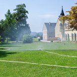Bei Temperaturen über 30 Grad hat die Freiwillige Feuerwehr Feldkirch (OÖ) die Flüchtlinge im Lager Bergheim mit einer kalten Dusche überrascht.