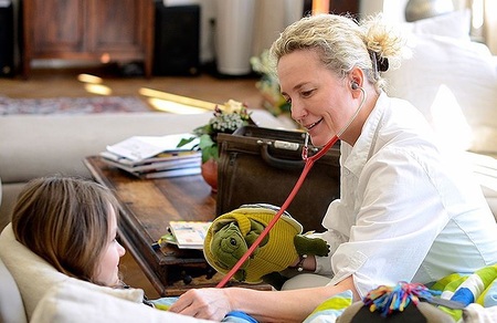 Momo-Leiterin Dr. Martina Kronberger-Vollnhofer mit junger Patientin