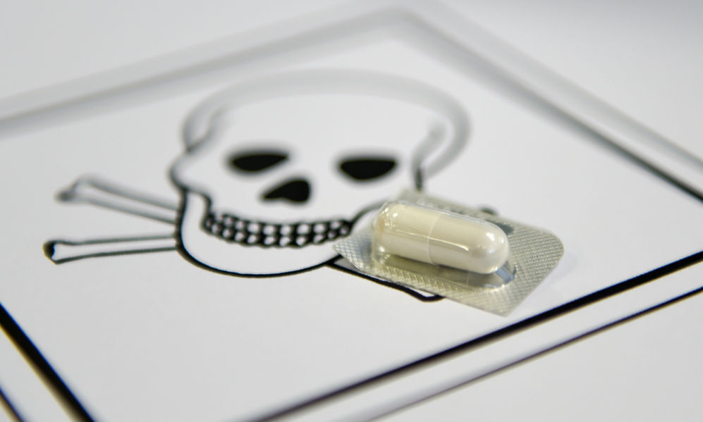 Tablette vor einem Totenkopfsymbol / KNA/Jörg Loeffke Assistierter Suizid überfordert viele Pflegekräfte