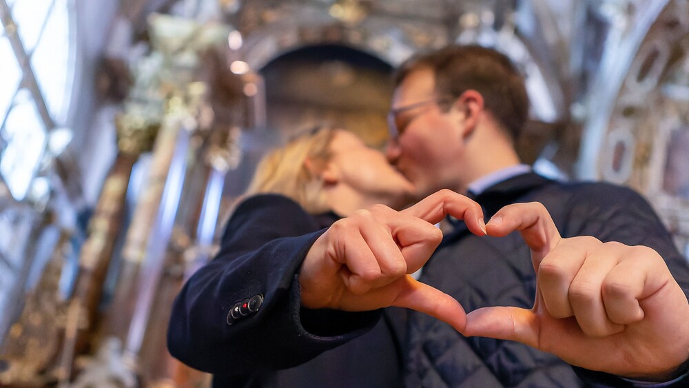 Liebespaar in der Kirche