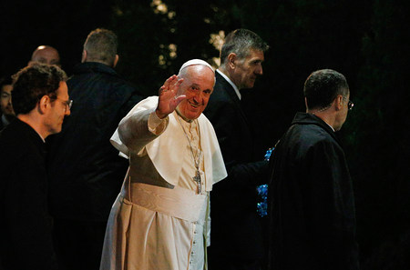 Papst Franziskus winkt bei seiner Ankunft bei dem Treffen mit den Bischöfen in der Apostolischen Nuntiatur am 23. November 2019 in Tokio.
