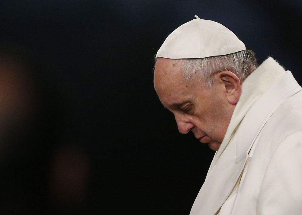 Papst Franziskus im Gebet versunken / kna-bild.de / Paul Haring