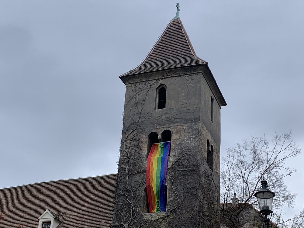Kirche mit Regenbogenflagge / Paul Wuthe / Kathpress Kirche mit Regenbogenflagge