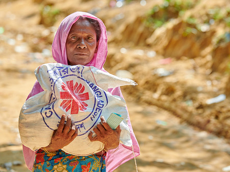 Eine Angehörige der Rohingya trägt eine Tasche der Caritas gefüllt mit Nahrungsmitteln am 27. Oktober 2017 im Flüchtlingslager Nayapara nahe Cox's Bazar (Bangladesch).