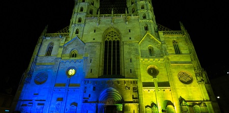Stephansdom leuchtet in ukrainischen Nationalfarben