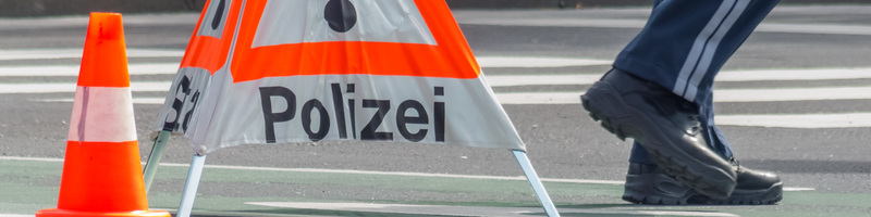 Polizei Einsatz. Straßensperre / Erwin Wodicka / wodicka@aon.at Eine Straße wird bei einem Einsatz der Polizei gesperrt.