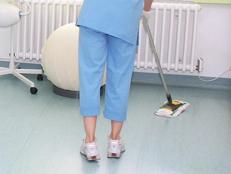 Reinigungskraft in einem Krankenhaus