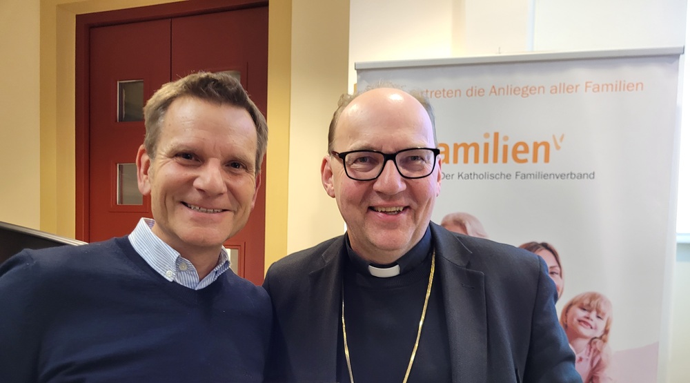 Familienverbandspräsident Peter Mender mit Bischof Hermann Glettler / KFÖ / Standfest Familienverband: Dank an scheidenden Familienbischof Glettler