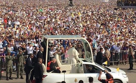 Papst beendet Reise nach Chile und Peru