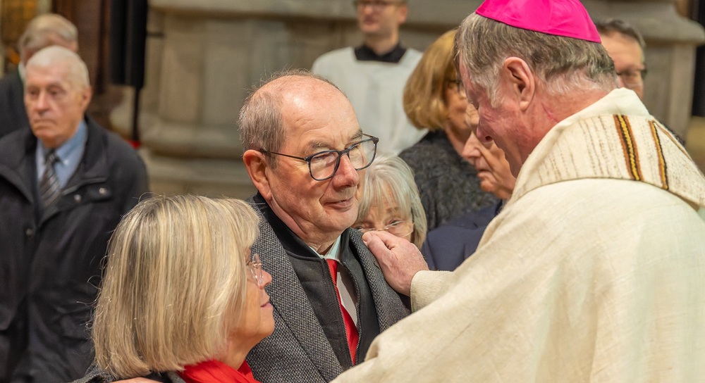 Bischof Manfred Scheuer bei der Segnung eines Jubelpaares