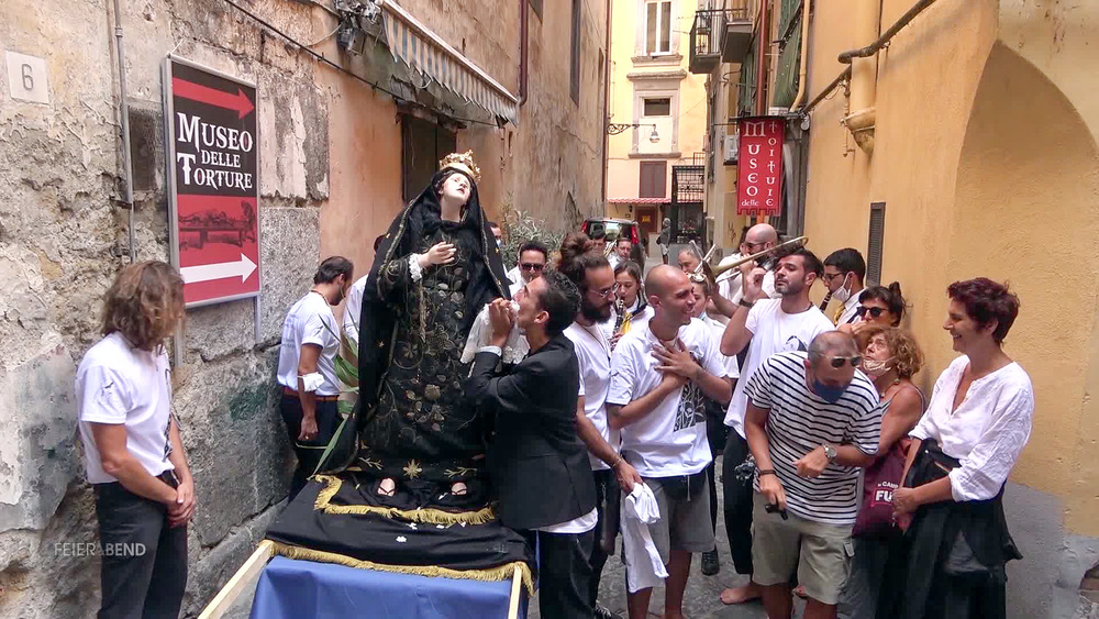 FeierAbend: 'Der Sohn der Madonna', Goldbekr?nt, unter Perlen besticktem Schleier, als kostbare Statue oder wertvolles Gem?lde: nirgendwo wird die Madonna mit einer Vielfalt und Hingabe verehrt, wie in S?ditalien in Neapel. Zahllos sind die Vereine, 