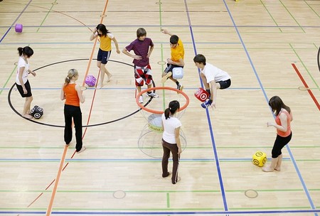 Schüler beim Turnen