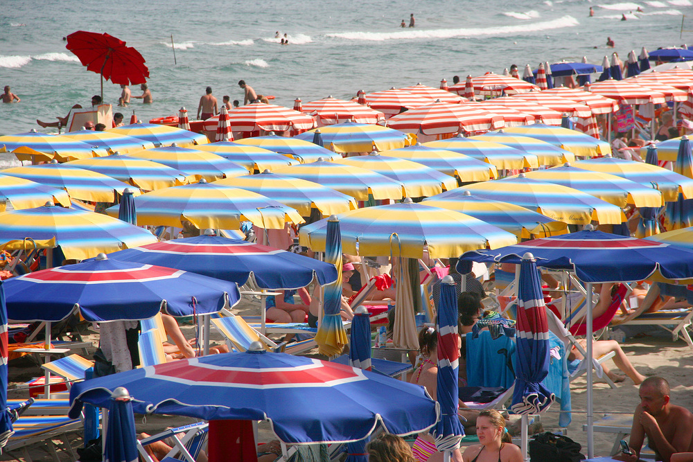 Sonnenschirme [ (c) www.BilderBox.com, Erwin Wodicka, Siedlerzeile 3, A-4062 Thening, Tel. + 43 676 5103678.Verwendung nur gegen HONORAR, BELEG,URHEBERVERMERK und den AGBs auf bilderbox.com](in an im auf aus als and beim mit einer einem eines * & der