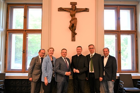 Segnung der Räume des ÖVP-Parlamentsklubs  - Bildmitte: August Wöginger (links) und Peter Schipka (rechts)