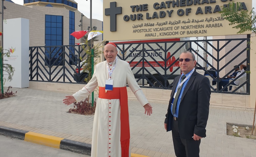 Kardinal Schönborn vor der 2021 eröffneten Kathedrale von Awali / Manuel Baghdi