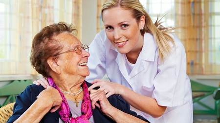 Eine Pflegerin der Hauskrankenpflege besucht eine Patienten