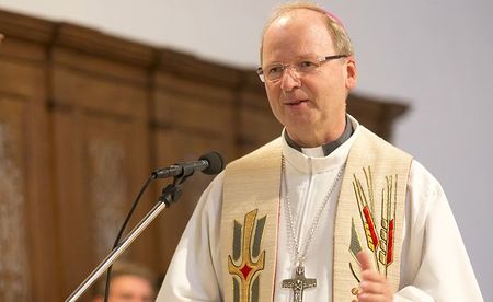 Bregenz am 1.9.2015 Bischof Benno Elbs spendet den Abendsegen fuer Fluechtlinge