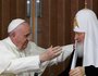Papst Franziskus und Patriarch Kyrill I. umarmen sich nach der Unterzeichnung der gemeinsame Erklärung am 12. Februar 2016 am Flughafen von Havanna. Es ist das erste Treffen eines römischen Papstes mit dem Patriarch der russisch-orthodoxen Kirche.
