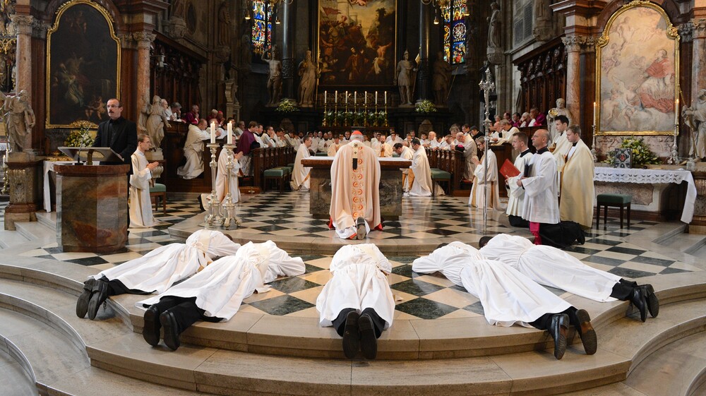 Prostratio, Priesterweihe / kathbild.at / Franz Josef Rupprecht, 201402 Schönborn Prostratio, Priesterweihe
