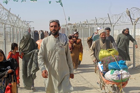 Download von www.picturedesk.com am 20.08.2021 (11:54). Afghan nationals walk at the Pakistan-Afghanistan border crossing point in Chaman on August 20, 2021, to return back to Afghanistan. (Photo by - / AFP) - 20210820_PD0606 - Rechteinfo: Rights Ma