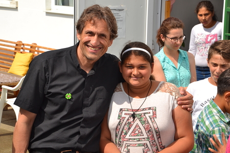 P. Markus Inama SJ, Vorstand von Concordia, mit Schützlingen in Rumänien