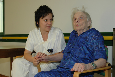 Pflegestation / Rupprecht@kathbild.at, Franz Josef Rupprecht Betreuerin spricht mit Patientin, Pflegestation, Blindenheim.