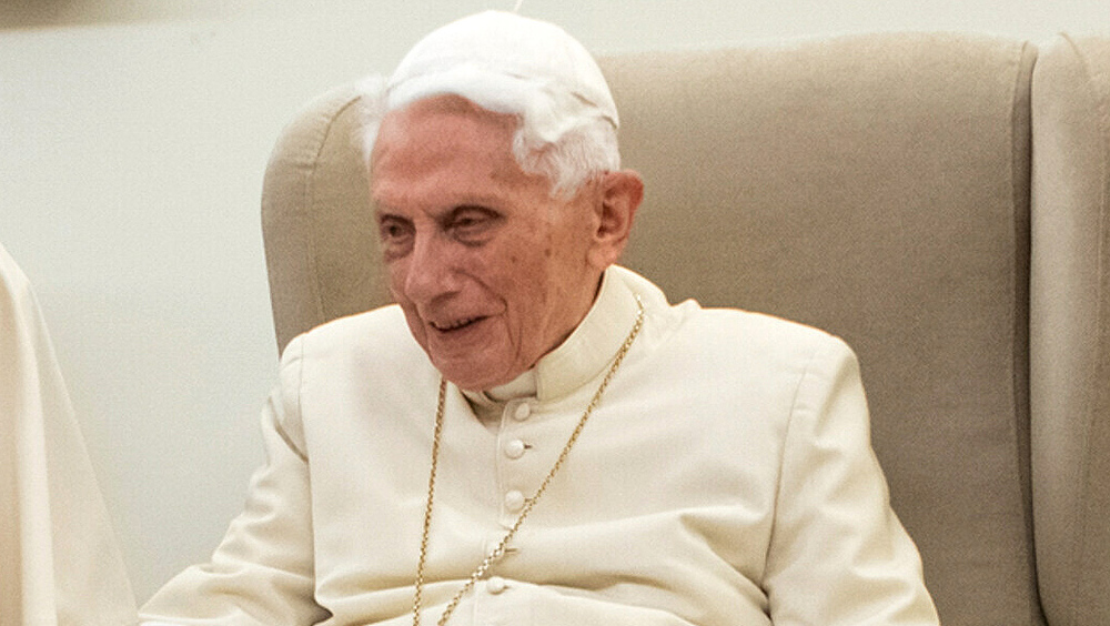 Papst Franziskus und der emeritierte Papst Benedikt XVI. (r.) am 21. Dezember 2018 im Vatikan.