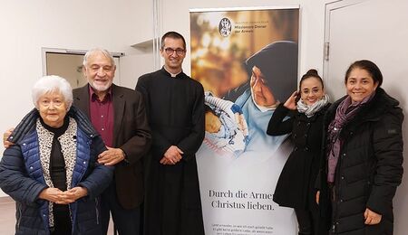 Missionspriester P. Sebastian Dumont (Mitte) mit Künstlern bei Benefizkonzert in Wiener Pfarre Maria Namen