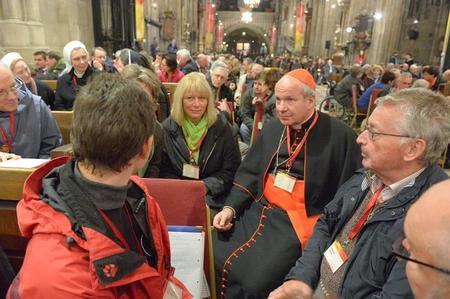 Kardinal Schönborn im Gespräch bei der Diözesanversammlung 2013.