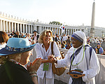 Missionarinnen der Nächstenliebe sprechen mit Pilgern während der Heiligsprechung von Mutter Teresa am 4. September 2016 auf dem Petersplatz in Rom.