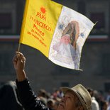 Ein Mann mit einer Fahne auf dem Plaza de la Constitucion in Mexiko-Stadt am 13. Februar 2016.