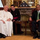 Papst Franziskus spricht am 24. September 2015 als erster Papst vor dem Kongress der Vereinigten Staaten von Amerika in Washington. Bild: Papst Franziskus mit John Boehner, Sprecher des Repräsentantenhauses.