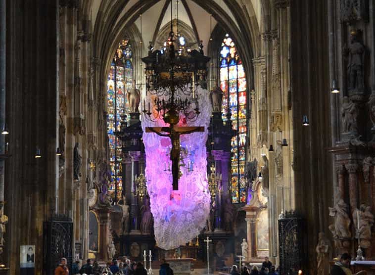 Fastentuch im Wiener Stephansdom - Installation in der Fastenzeit 2016 / Angela Ringhofer / Erzdiözese Wien