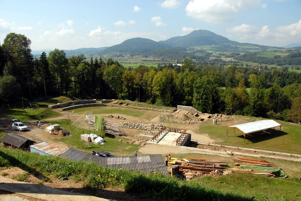 Südteil der Ausgrabung des Amphitheaters von Virunum bei Maria Saal, im Hintergrund das Zollfeld und der Ulrichsberg