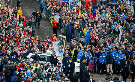 Menschen in bunten Regenjacken und mit Schirmen bei der Ankunft von Papst Franziskus im Papamobil zu einer Messe am 1. Juni 2019 im Marienwallfahrtsort Sumuleu Ciuc (Rumänien).