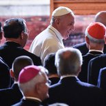 Papst Franziskus besucht die Kirche St. Patrick am 24. September 2015 in Washington. Bild: Papst Franziskus begrüßt die Menschen bei seiner Ankunft.