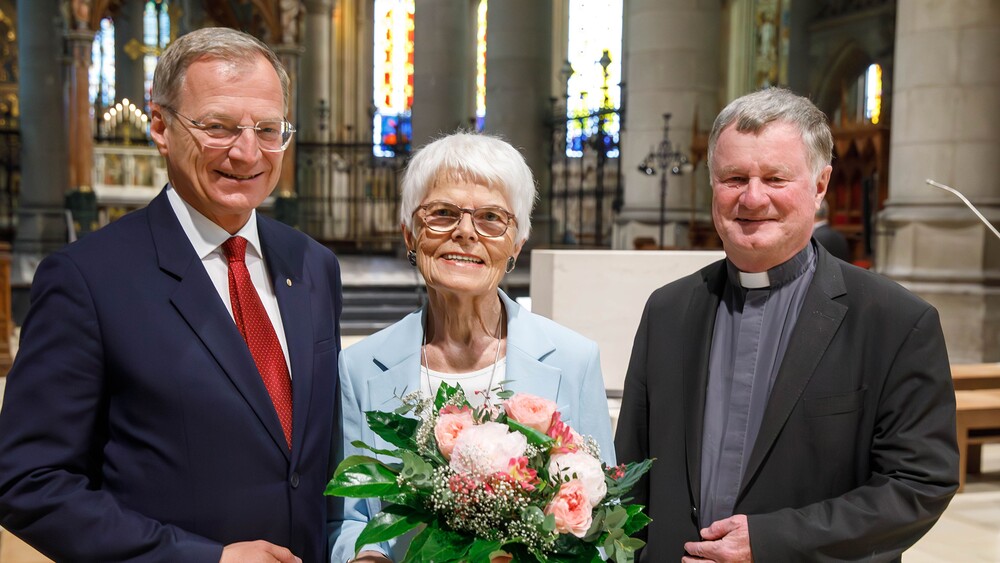 V. l.: LH Thomas Stelzer, Erna Putz, Bischof Manfred Scheuer / © Diözese Linz / Hermann Wakolbinger Gruppenbild Dom; Würdigung Jägerstätter-Botschafterin Erna Putz zum 80. Geburtstag