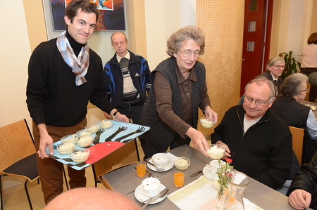 Festmahl der Armen - Benjamin Raimerth und Margarethe G?rner mit den G?sten. F?r Obdachlose / Bed?rftige / Einsame.