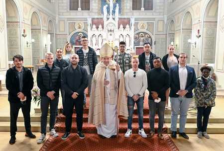 Taufbewerber bei der Wiener Zulassungsfeier mit Kardinal Schönborn im Oktober 2021