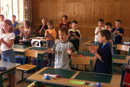 Schule,Schulwesen,Menschen,Personen,Klasse,Klassengemeinschaft,Bildung,Ausbildung,Lernen,Unterricht,Kameradschaft,Volksschuls,Grundschule,Schulklasse,Sch?ler,Schueler,Schuelerinnen,Sch?lerinnenCopyright (2000) by BilderBox- Erwin Wodicka; A-4062 Th