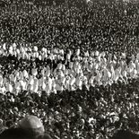 Abschluss des Zweiten Vatikanischen KonzilsBild: Zug der Kardinäle und Bischöfe über den Petersplatz am  8. Dezember 1965.