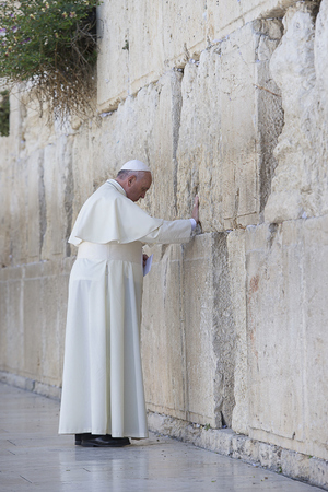 Heilig-Land-Reise von Papst Franziskus vom 24.-26. Mai 2014. Bild: Papst Franziskus hat am 26. Mai an der Klagemauer in Jerusalem gebetet. Foto: Siciliani/Osservatore Romano