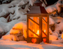 Eine Laterne leuchtet im Schnee zu Weihnachten. Romantisches Licht an einem Abend im Winter. Stille und Ruhe